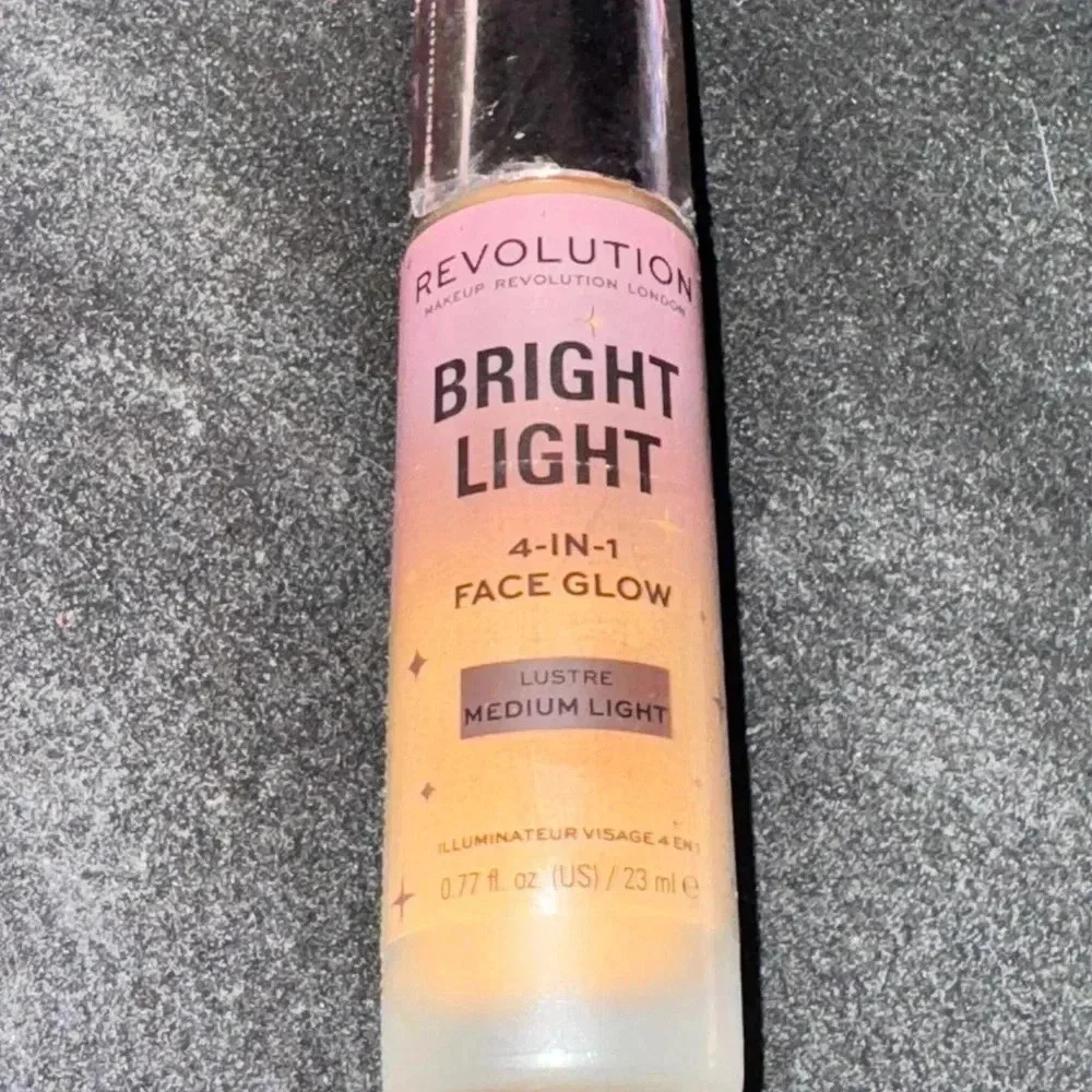 Makeup Revolution Bright Light Face Glow Medium Light